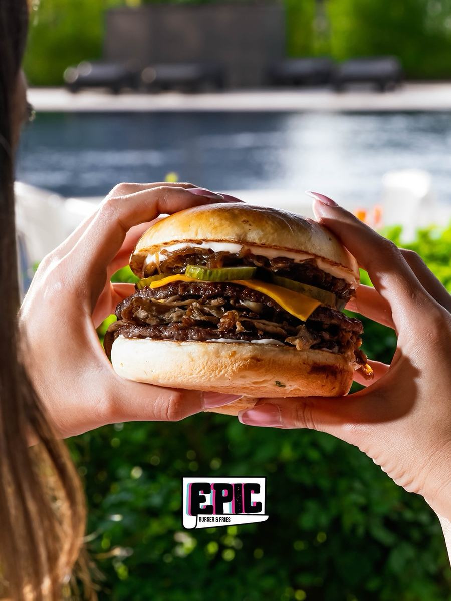 İskele şubesinde havuz kenarında burger